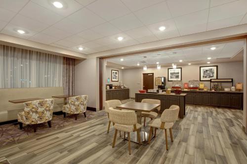 Ruang duduk di Ramada by Wyndham St Paul AB