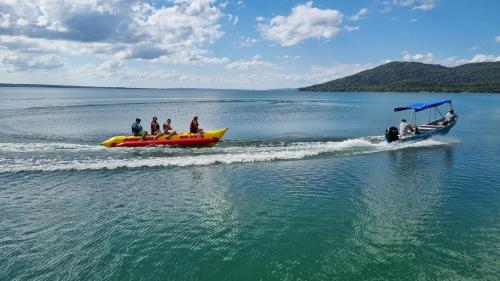 un groupe de personnes sur un bateau dans l'eau dans l'établissement AMiNA Inn, à Flores