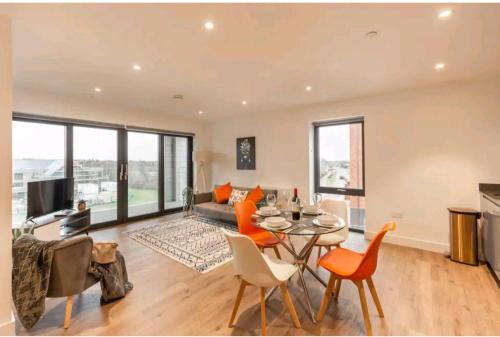 sala de estar con mesa, sillas y sofá en B90 Contractor & Family Stays Near NEC BHM Airport en Hockley Heath