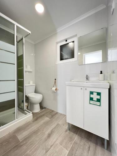 un bagno bianco con un water e un lavandino di STUDIOS XL & XL plus a Costa da Caparica
