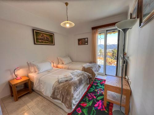 - une chambre avec 2 lits et une fenêtre dans l'établissement "Olympia" Apartment of Levidi Arcadian Apartments, à Levidhion
