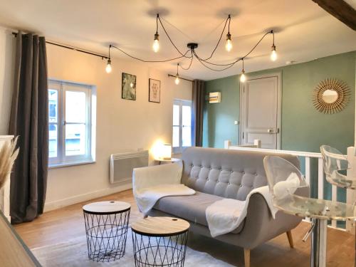 un salon avec un canapé, une table et des chaises dans l'établissement Jungle Cosy Appartement, à Niort