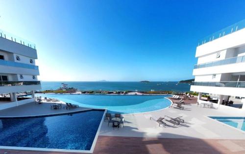 uma imagem de uma piscina num edifício em ACQUA MARINE FLORIPA Apto com vista para o mar! em Florianópolis