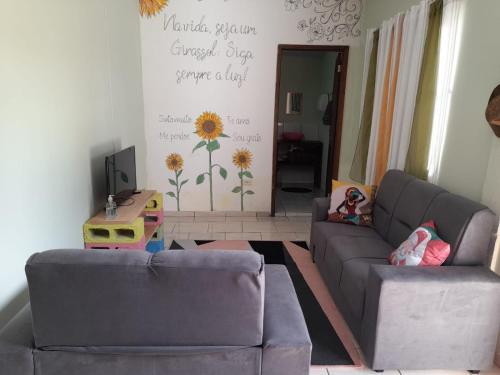 uma sala de estar com dois sofás e uma televisão em Casa Chácara Zulin's,-SIMPLICIDADE E AMOR em Pontal do Paraná