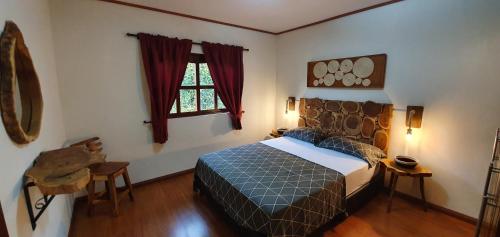 Un dormitorio con una cama azul y una ventana en Finca Bellavista Pereira, en Pereira