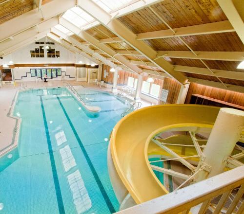 une grande piscine avec un toboggan dans l'établissement Mill River Resort, à OʼLeary