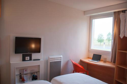 Télévision ou salle de divertissement dans l'établissement ibis Rambouillet