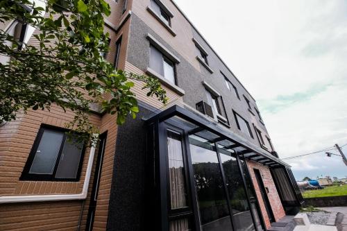 Kangle生活就是Lifeis新城民宿的建筑的侧面设有黑窗