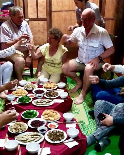Επισκέπτες που μένουν στο Ba Be lake-Huyền Hào Homestay