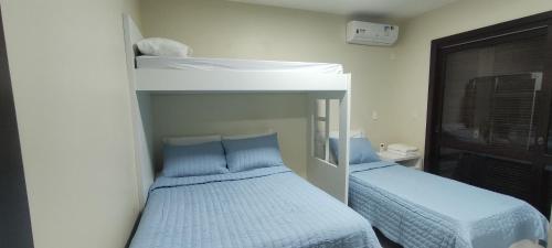 En eller flere senge i et værelse på Casa nos Ingleses com piscina e jacuzzi