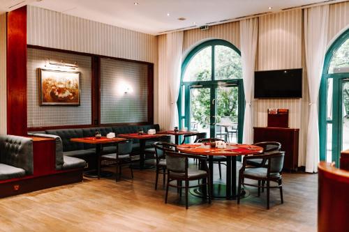 Μια τηλεόραση ή/και κέντρο ψυχαγωγίας στο Rahat Palace Hotel