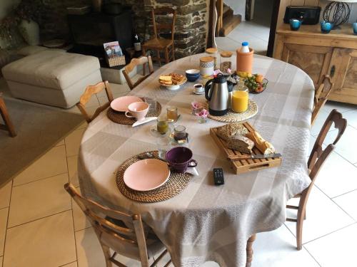 una mesa con platos y comida encima en Le Balcon Commingeois en Chein-Dessus