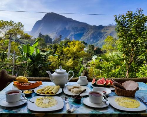 una mesa con comida y vistas a la montaña en Eden View Ella - Tour options in the area, en Ella