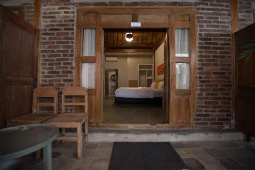 Postel nebo postele na pokoji v ubytování Kampung Lawasan Heritage Cottage