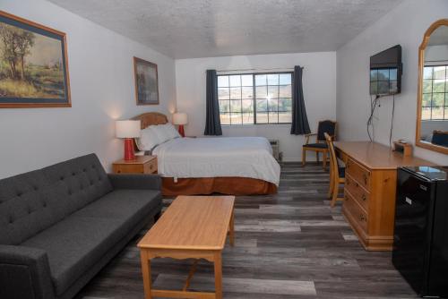 Postel nebo postele na pokoji v ubytování Traveler's Inn Carlin NV near Elko