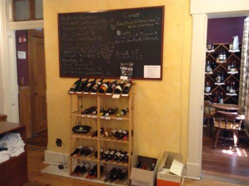 デイトンにあるInn Port D'Vinoの白板棚にワインボトルを飾る