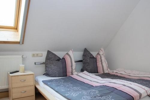 Habitación pequeña con cama y mesita de noche en Ferienwohnung Smieszek, en Niesky
