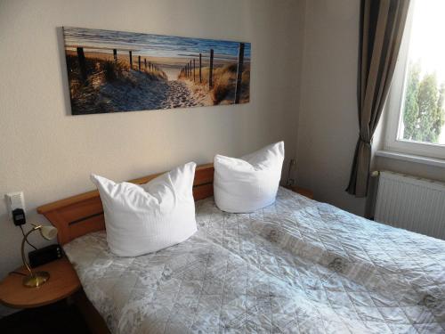 バンシンにあるVilla Diana - 100 m zum Strandのベッドルーム1室(白い枕2つ付きのベッド1台付)