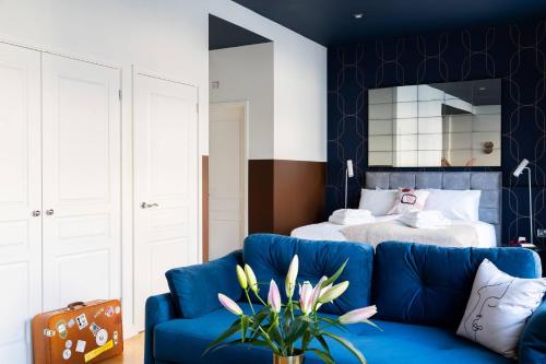un soggiorno con divano blu e letto di Bob W Tower of London a Londra
