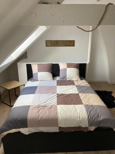 um quarto com uma cama grande num sótão em Appartement cosy en duplex à 50m de la plage em Le Portel