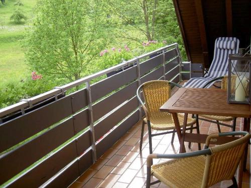 eine Veranda mit Stühlen, einem Tisch und Stühlen in der Unterkunft Haus Wolter in Gengenbach