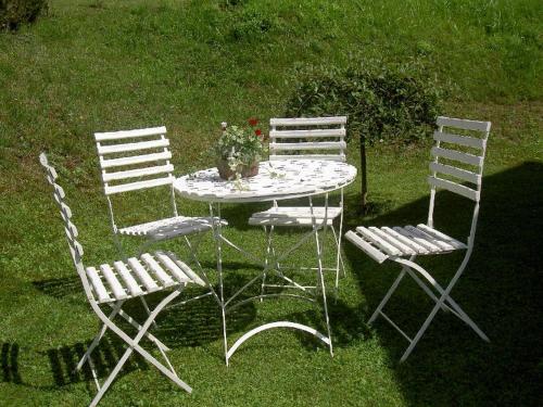 einen Tisch mit 2 Stühlen und einen Tisch mit Blumen in der Unterkunft Haus Wolter in Gengenbach
