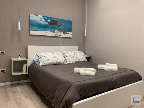 een slaapkamer met een bed met twee handdoeken erop bij Borgo Antignano in Napels