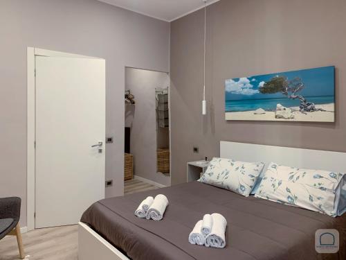 een slaapkamer met een bed met twee slippers erop bij Borgo Antignano in Napels