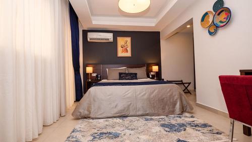 Una cama o camas en una habitación de Souaré Premium Hôtel