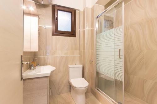 Grand Blue Apartment tesisinde bir banyo