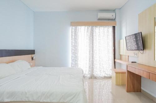 Un pat sau paturi într-o cameră la RedDoorz near Muaya Beach Jimbaran