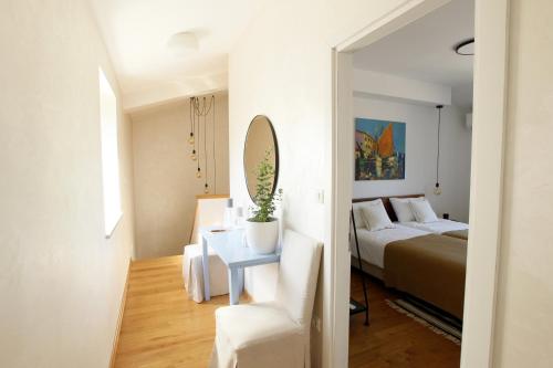 1 dormitorio con 1 cama y 1 mesa con silla en Villa Piano - Učka Nature Park, en Lupoglav