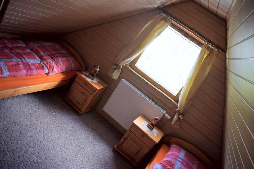 una vista aérea de una habitación con 2 camas y una ventana en Haus Tadeus, en Kurort Altenberg