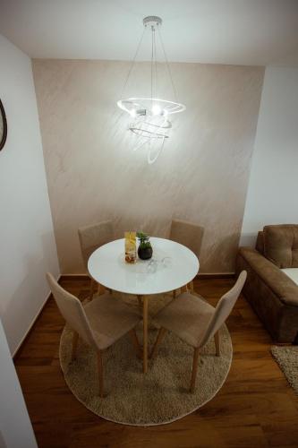 a white table and chairs in a living room at Apartman Vesna in Nova Varoš