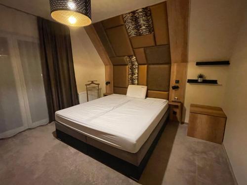 Krevet ili kreveti u jedinici u okviru objekta Penthouse privát Jakuzzival Smeraldo Villa