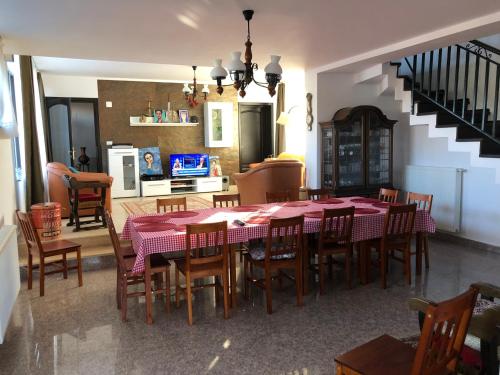 肯普隆格的住宿－Pensiunea Crețișoara，一间带桌椅的用餐室和一间厨房