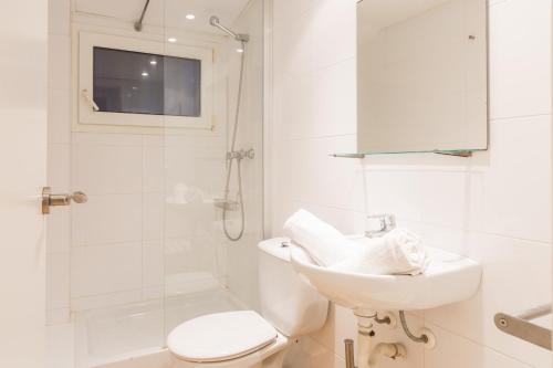 La salle de bains est pourvue d'un lavabo, de toilettes et d'une douche. dans l'établissement Apartamentos Ancora, à Llafranc