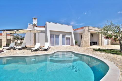 a swimming pool in front of a house at Casa Siesta in Murine