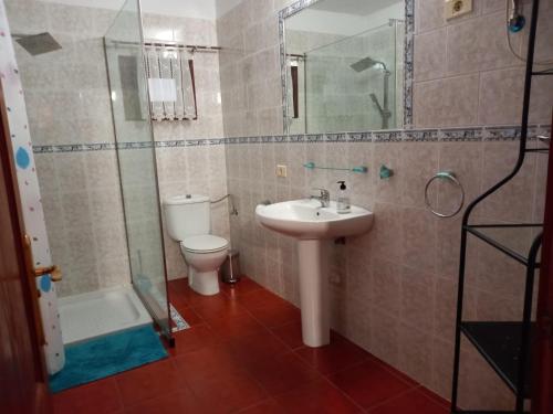 uma casa de banho com um lavatório, um WC e um chuveiro em Casa Ramos em Arrecife