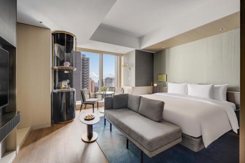 Postel nebo postele na pokoji v ubytování InterContinental Kaohsiung by IHG