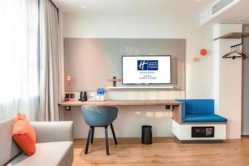 Μια τηλεόραση ή/και κέντρο ψυχαγωγίας στο Holiday Inn Express Shantou City Center by IHG