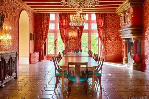 uma sala de jantar com uma mesa de madeira e cadeiras em Domaine de Brou em Noyant-de-Touraine