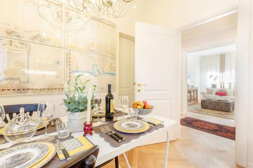 卢卡Graziella, LUXURY APARTMENT 2 bedrooms, Terrace and Private Parking downtown Lucca的一间用餐室,配有一张桌子和盘子