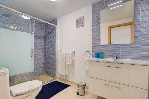 une salle de bain avec toilettes, lavabo et miroir dans l'établissement Apartamentos Los Enanos La Palma, à Santa Cruz de la Palma