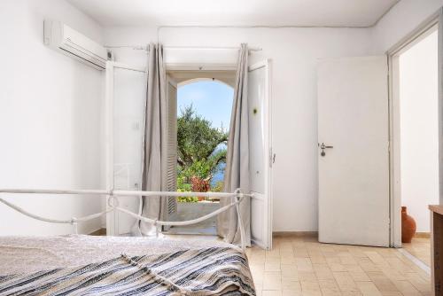 Una cama o camas en una habitación de New! PaxosWhite Sea View Apartments & Studios!