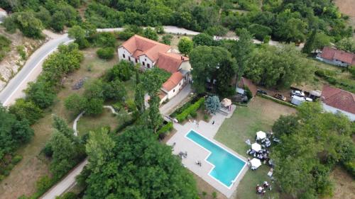 una vista aérea de una casa con piscina en Casa Ivan B&B en Tihaljina