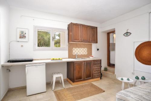 Una cocina o cocineta en New! PaxosWhite Sea View Apartments & Studios!