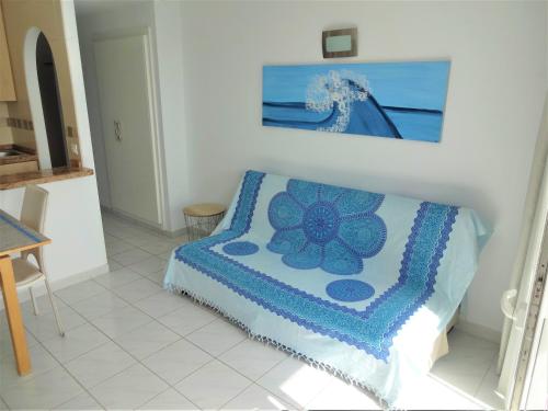 - une chambre dotée d'un lit avec une photo sur le mur dans l'établissement South facing with sea view and free WIFI in Playa Honda heart of Las Americas, à Playa de las Americas