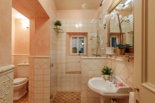 uma casa de banho com um lavatório e um WC em Casa Kathy, Smart and Convenient Luxury 2 Bedrooms Apartment inside the City Walls em Lucca