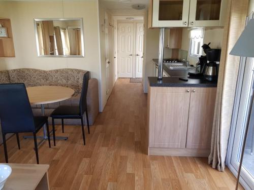 cocina y sala de estar con mesa y sofá en RBR 662 - Beach Resort Kamperland, en Kamperland